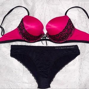 32D Vs Victoria’s Secret Very Sexy plunge hot pink bra with black thong panty